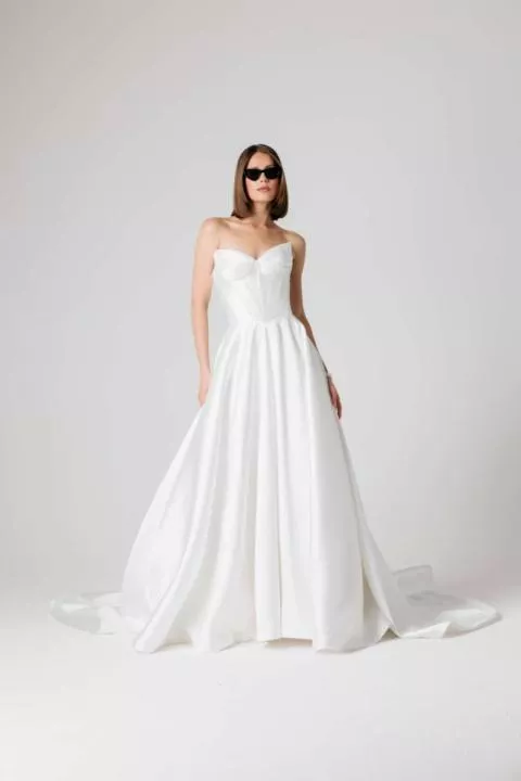 Abito da sposa bianco senza spalline SOPHIE, Essential Everlasting Collection, elegante e moderno.