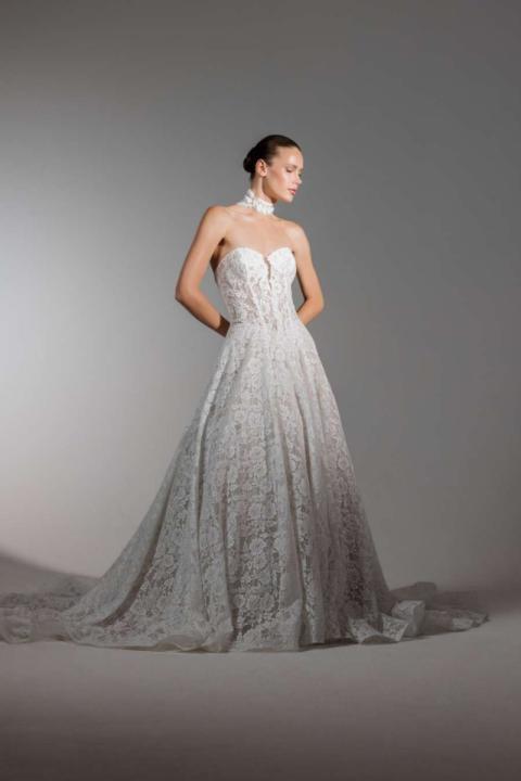 Abito da sposa in pizzo bianco, collezione Mirta Essential Everlasting, con scollo a cuore e gonna ampia.