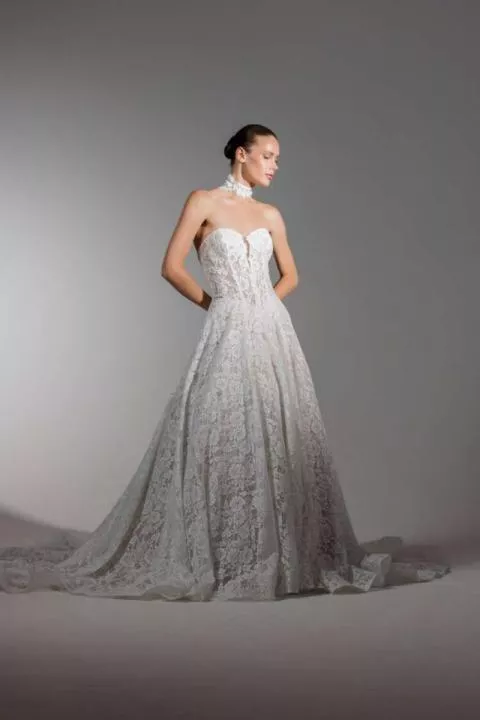 Abito da sposa in pizzo bianco, collezione Mirta Essential Everlasting, con scollo a cuore e gonna ampia.