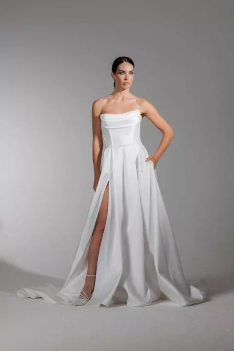 Abito da sposa Ludovica, collezione Essential Everlasting, con spacco frontale e design elegante.