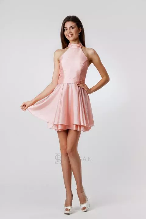 Abito da cerimonia rosa DC01 con colletto alto e gonna svasata, indossato da una modella sorridente.