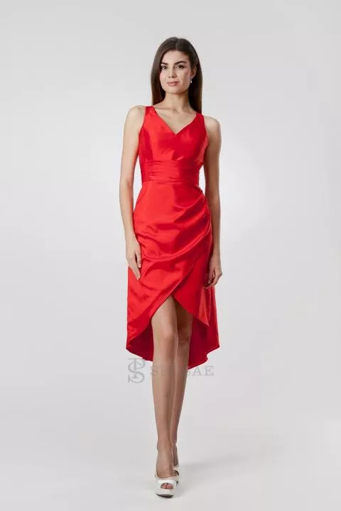 Abito da cerimonia rosso DCL11, lunghezza asimmetrica, scollo a V, indossato da modella.