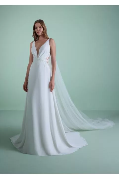 Abito da sposa ADRASTEIA con scollo a V e strascico lungo su sfondo verde.