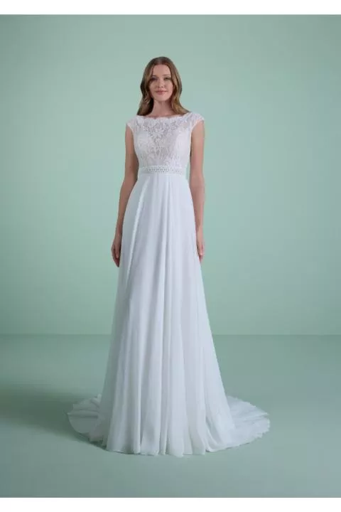 Abito da sposa AMANTHEIA in pizzo bianco con gonna fluida e scollo a barchetta.