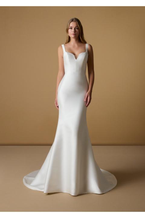 Abito da sposa ANGIA in raso bianco, silhouette a sirena, scollo a V, spalline larghe, sfondo neutro.