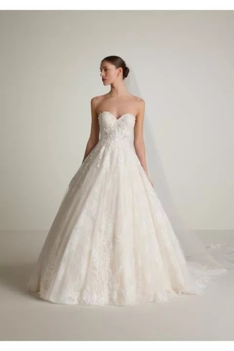 Abito da sposa ASUNCION in pizzo avorio con scollo a cuore e gonna ampia.