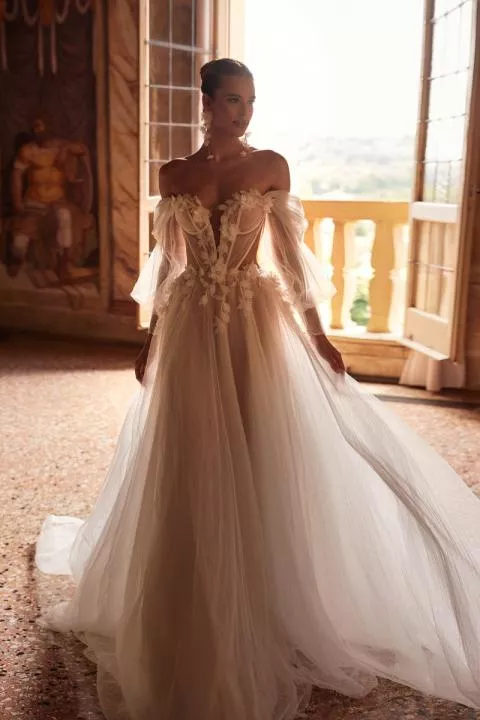 Abito da sposa Avalon Dama in tulle trasparente con dettagli floreali, ambientazione elegante.