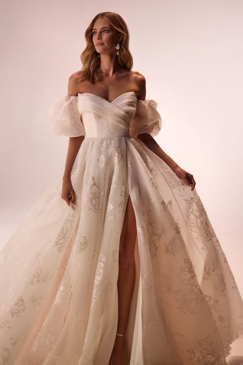Abito da sposa BERTA DAMA con spacco, maniche a sbuffo, ricami floreali.