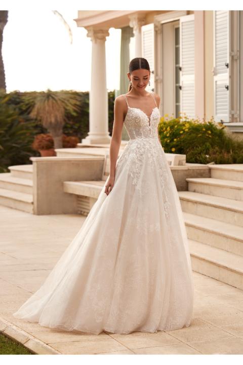 Abito da sposa BLETHYN St. Patrick, elegante e romantico, con dettagli floreali, sfondo esterno con colonne.