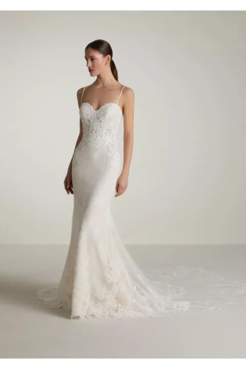 Abito da sposa BRIT in pizzo bianco con spalline sottili e strascico elegante.