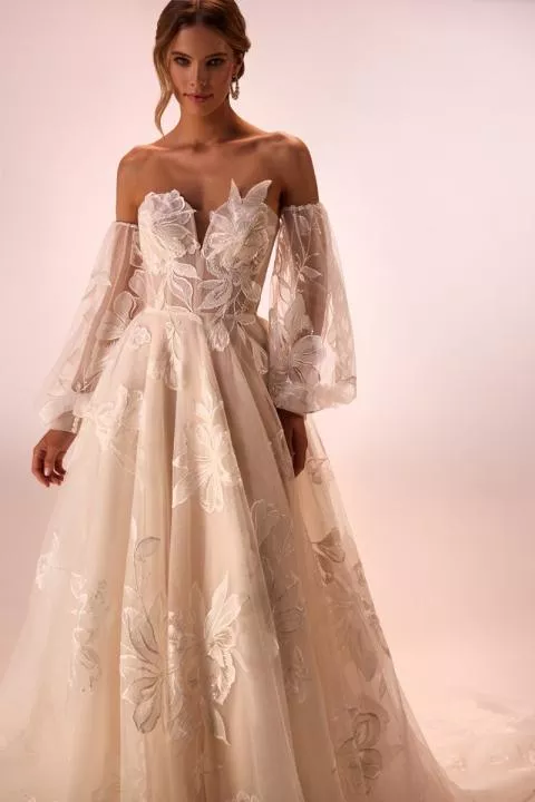 Abito da sposa CAESARIA DAMA, scollo a cuore, maniche trasparenti, ricami floreali eleganti.