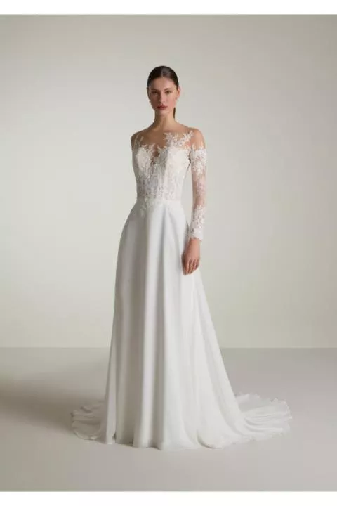 Abito da sposa elegante in pizzo con maniche lunghe trasparenti e gonna fluida.