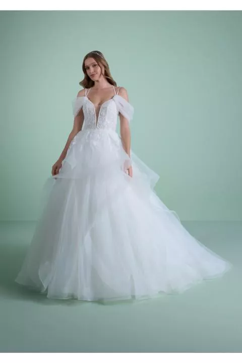 Abito da sposa CHLORIS in tulle bianco con spalline e scollo a cuore, sfondo verde pastello.