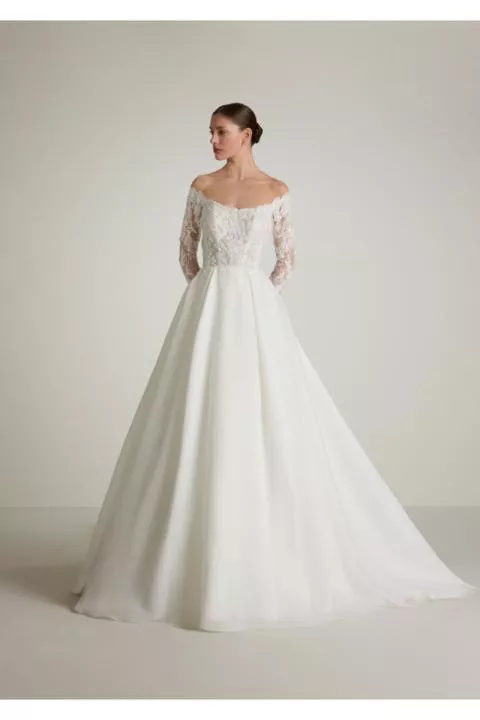 Abito da sposa elegante con corpetto in pizzo e maniche lunghe, gonna ampia in raso.