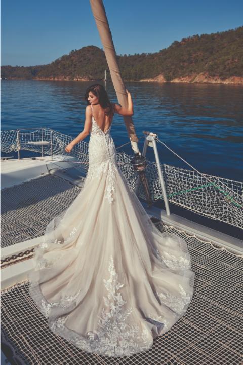 Abito da sposa Portia di Eddy K su barca a vela, dettaglio schiena scoperta e ricami floreali.