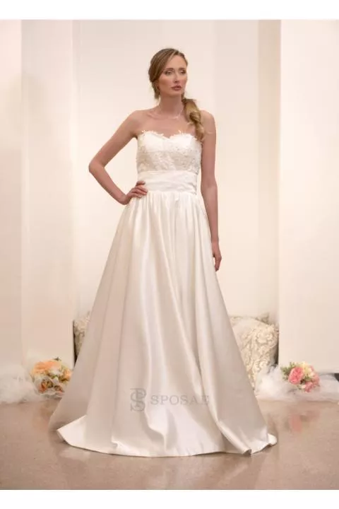 Abito da sposa elegante, bustino ricamato, gonna ampia, sfondo chiaro, outlet HRGS1813.