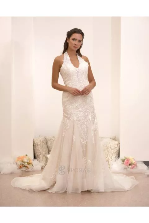 Abito da sposa in pizzo bianco con scollo all'americana, modello HPSR1965, su sfondo elegante.