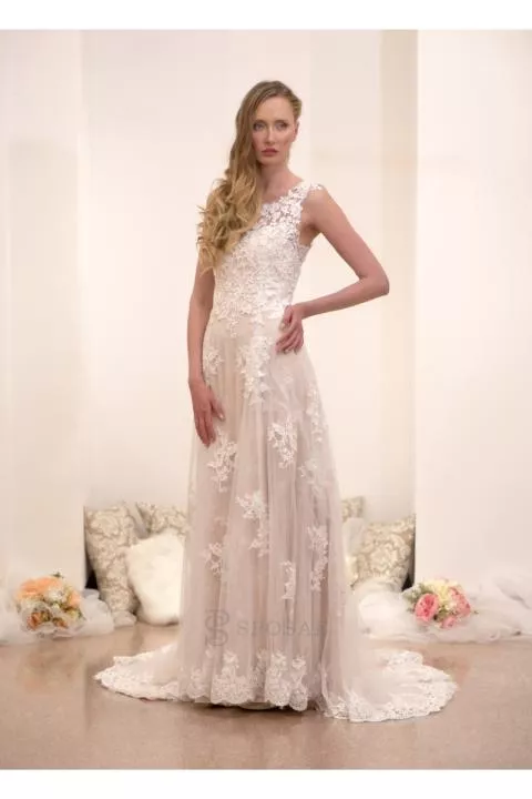 Abito da sposa in pizzo bianco con strascico, modello outlet lucia20, sfondo elegante.