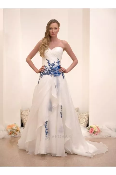 Abito da sposa bianco con dettagli blu, modello outlet HSP3207BLU, in esposizione su sfondo neutro.
