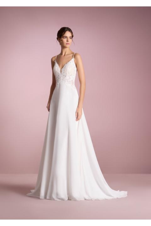 Abito da sposa EBINA in pizzo e chiffon, scollatura a V, sfondo rosa.