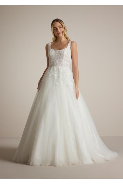 Abito da sposa ENDRI in pizzo e tulle bianco, taglio principesco, modello elegante e raffinato.