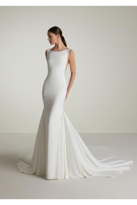 Abito da sposa ETERNO bianco, lungo e aderente, con strascico elegante.