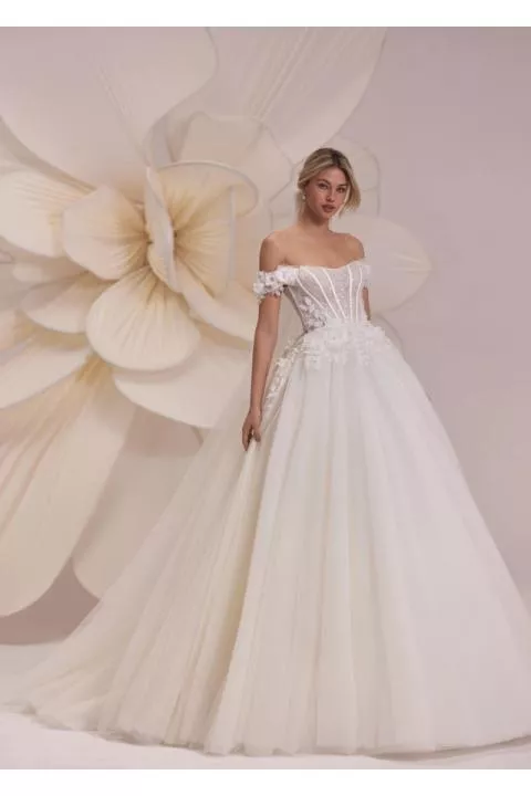 Abito da sposa elegante Galicia di Eva Lendel con dettagli floreali, sfondo decorato con grande fiore bianco.