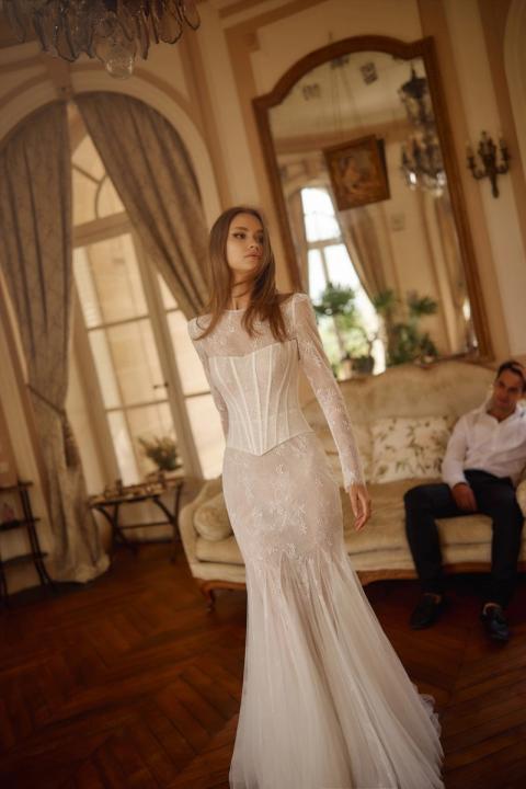 Abito da sposa Ombra di Eva Lendel in pizzo bianco, elegante salotto vintage.