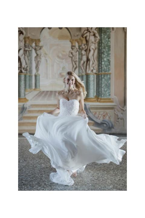 Abito da sposa MERCURY di Sposae Atelier, elegante e fluente in una location artistica.