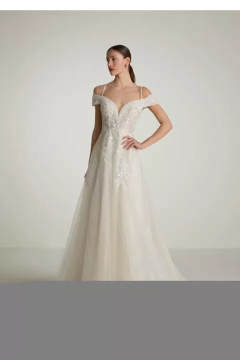 Abito da sposa FIABA in pizzo e tulle, scollo a cuore, spalline sottili, stile romantico.