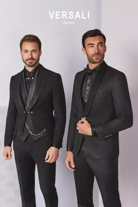Abiti eleganti da cerimonia neri, modello FIT 03 04, indossati da due uomini su sfondo chiaro.
