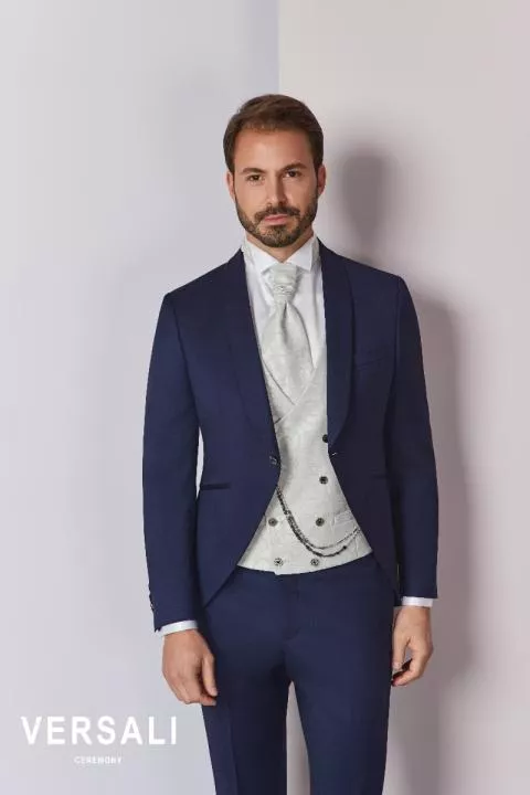 Abito cerimonia uomo blu FIT 07 con gilet e cravatta bianca, elegante e moderno. Versali.