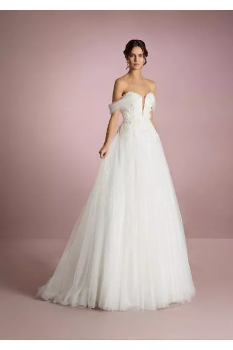 Abito da sposa elegante con scollo a cuore e dettagli in pizzo, sfondo rosa.