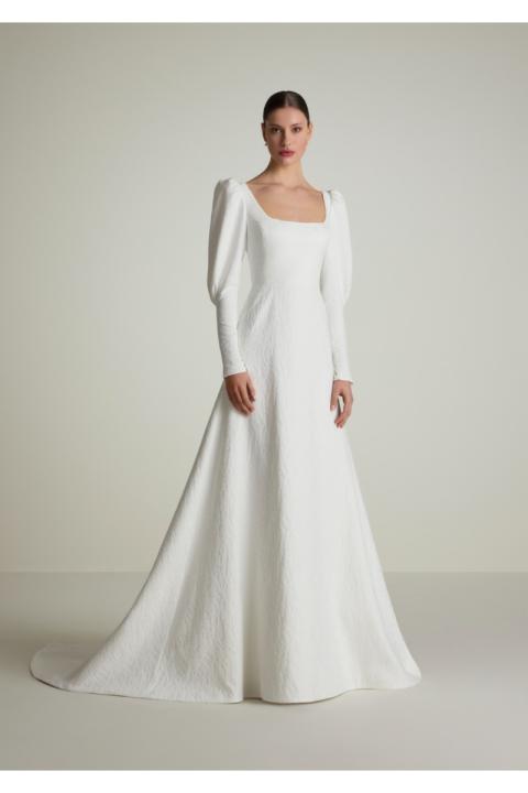 Abito da sposa IZOBEL bianco con maniche lunghe e scollo quadrato, design elegante e moderno.