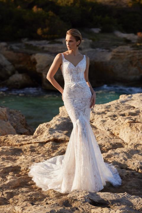 Abito da sposa in pizzo JASPER di Mark Loren su scogliera al tramonto.