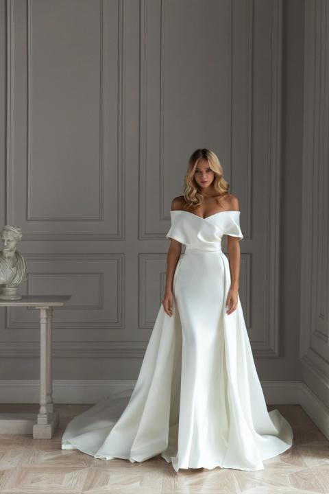 Abito da sposa elegante JESS di Eva Lendel con scollo a cuore e gonna lunga in seta bianca.
