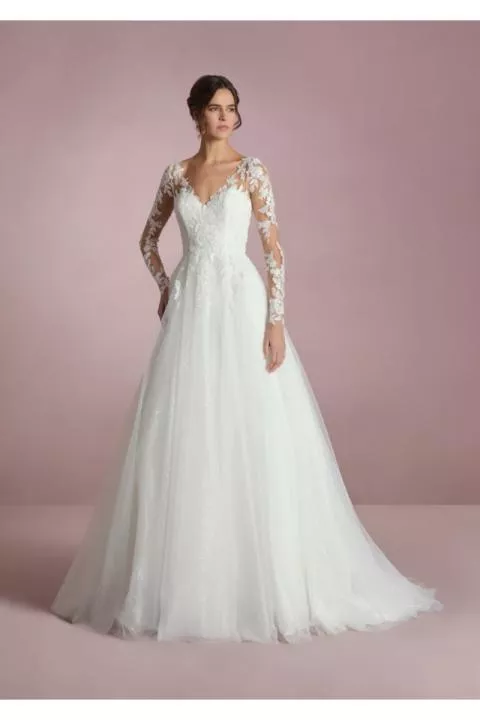 Abito da sposa KIRI con maniche lunghe in pizzo floreale e gonna ampia su sfondo rosa.