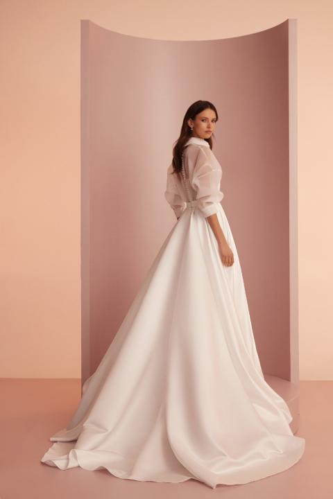Abito da sposa elegante L408 Ariamo Light, design sofisticato, sfondo rosa tenue.