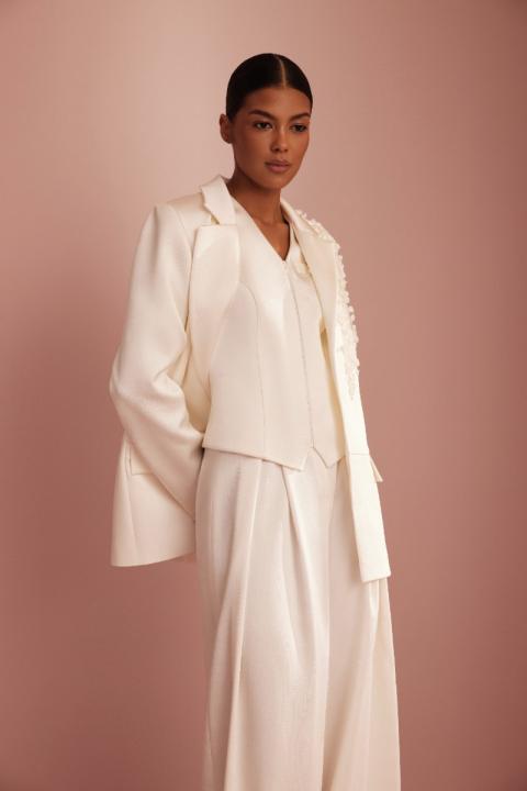 Abito elegante bianco ARIAMO LIGHT L414 su sfondo rosa, giacca e pantaloni sartoriali.