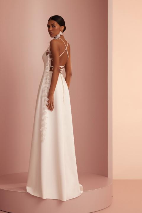Abito bianco elegante con schiena scoperta e dettagli floreali, modello L429 ARIAMO LIGHT.