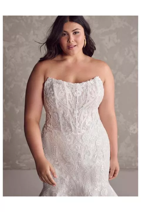 Abito da sposa Norvinia Lane di Maggie Sottero, senza spalline, dettagli in pizzo, sfondo neutro.