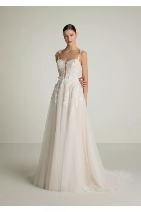 Abito da sposa LOVER con dettagli in pizzo e gonna ampia, modello elegante e sofisticato.