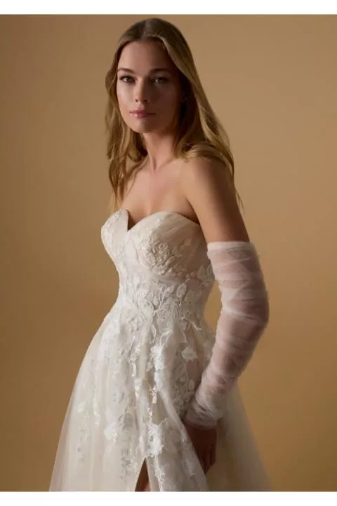 Abito da sposa LYSINTHEA in pizzo floreale con scollo a cuore e manica trasparente.