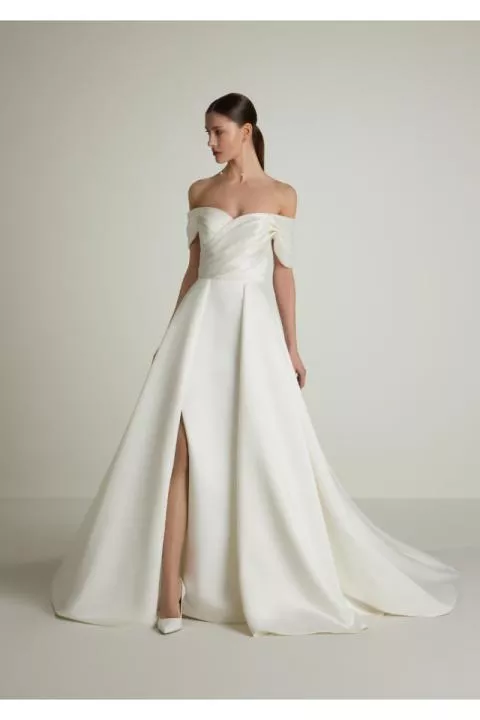 Abito da sposa Marlene bianco, spalle scoperte, gonna ampia con spacco, look elegante e sofisticato.