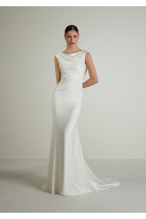 Abito da sposa MEDIVA in seta bianca, scollo a barca, design elegante e moderno.