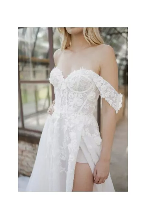 Abito da sposa in pizzo floreale, scollo a cuore, spacco laterale, Linea Sposae Atelier.