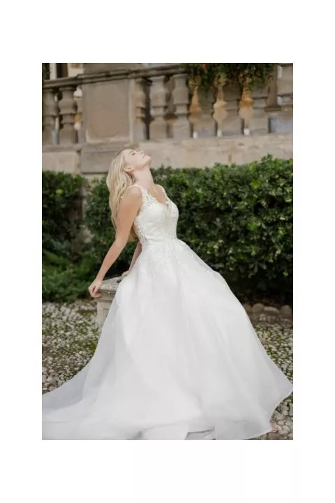 Abito da sposa ACQUARIUS di Sposae Atelier, elegante con dettagli in pizzo, ambientato in un giardino storico.