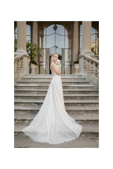 Abito da sposa elegante LISBONA di Sposae Atelier, con lungo strascico, su scalinata storica.