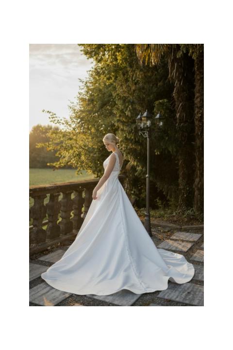 Abito da sposa Hamal di Sposae Atelier in giardino al tramonto.