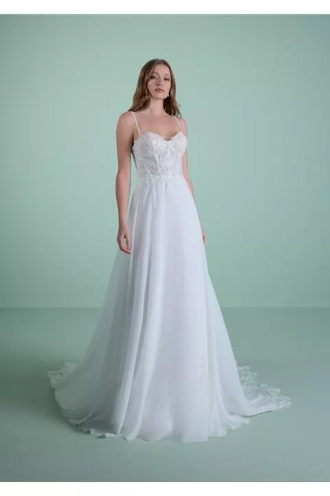 Abito da sposa NEREIDS bianco con corpetto decorato e spalline sottili, sfondo verde pastello.